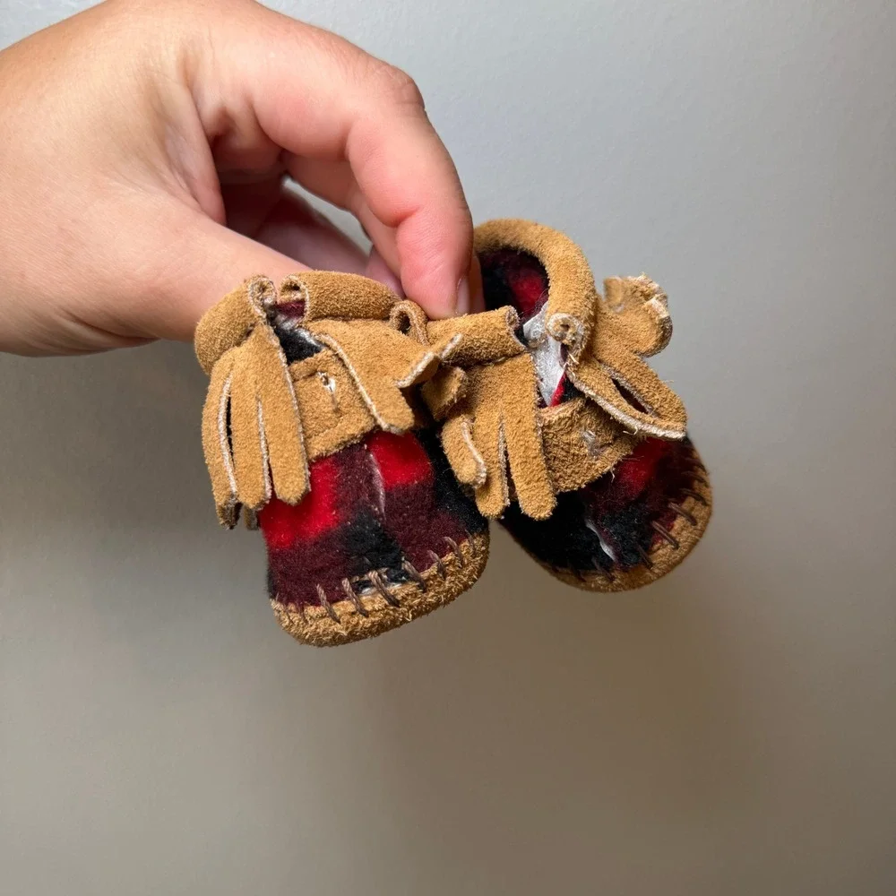 Minnetonka Pa-Poo-Shu Infant Moccasins Tan Red Buffalo Plaid Suede Size 1 1177